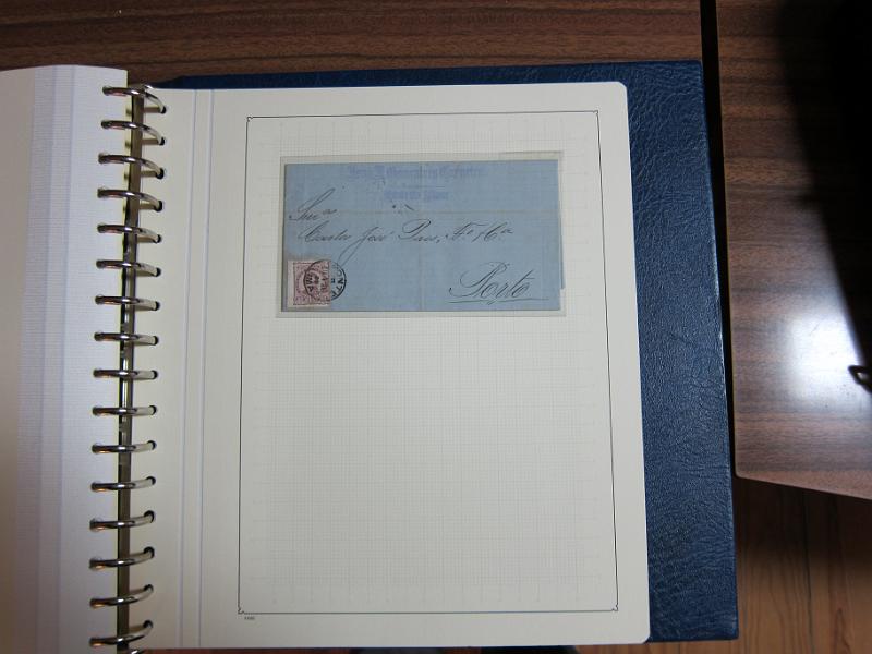 0019 (268).JPG -     Lote:    19      Marcofilia      Lotes Especiais       Descrição:         Portugal. Colecção especializada de carimbos de duplo círculo, tipo 1852, montada em 4 álbuns Lindner, com selos de diversas emissões e cartas, com estudo minucioso de cada marca. Lote a ver.         Lote       Valor Base:     &euro; 2.500,00     Valor Venda:     Retirado     